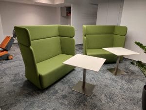 Spălare profesională de covor cu utilaj specializat, parte din procesul descris în ghidul CuratArt despre cum să obții covoare ca noi fără bătăi de cap