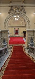 Curatart spală profesional covorul roșu de patrimoniu din Muzeul Cotroceni