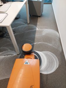 Spălare mochete în clădiri de birouri cu echipamente profesionale