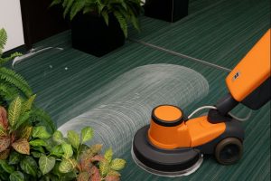 Spalare profesionala a mochetelor cu monodisc Taski intr-un birou cu trafic intens